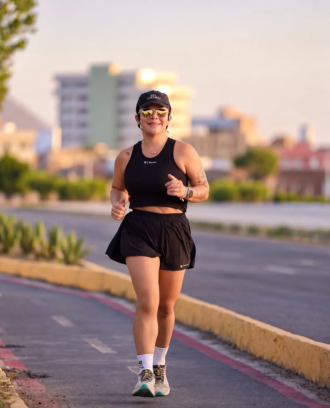 Giorggia sorrindo enquanto corre numa avenida de Sobral ao fim da tarde
